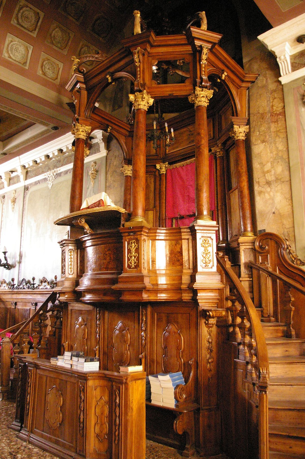 1200px-Bimah_de_la_synagogue_italienne_de_Padoue.jfif