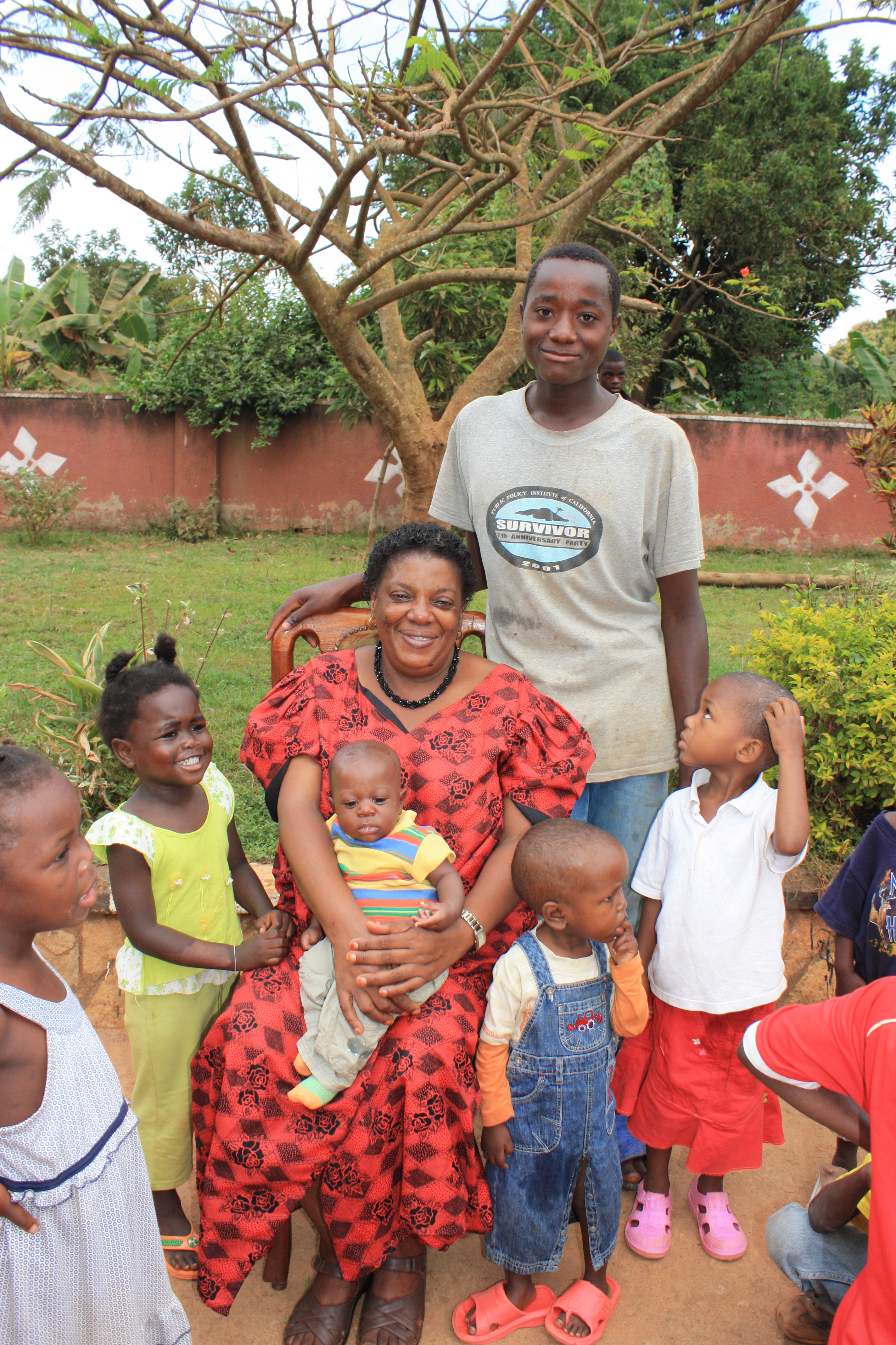 Victoria with 6 BKU children.JPG